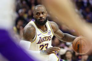 詹姆斯：费城球迷除了主队谁都不在乎&我尊重这点 我在这打23年了