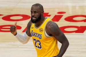 状态来得早！詹姆斯首节5中3 得到6分2助攻0失误