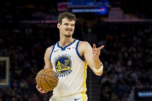 今天投射不错！波斯特半场9中4&三分6中3拿到11分3板1断