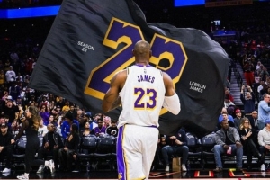 关键先生！湖人官推晒海报致敬詹姆斯：连续关键球 这就是第23季