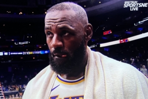 关键中投！詹姆斯：料到他们会拦截突破 我就后撤创造投篮空间