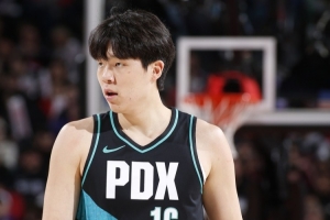 解说：对手长驱直入的回合 杨瀚森在造进攻犯规&护筐之间非常犹豫