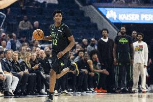 33分10板10助！13号秀奎因：我们这届新秀会是最出色的一届