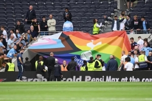 TA：受欧冠对手捷克球队要求，热刺主场LGBTQ+彩虹大旗被移至别处