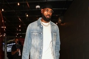 冲击维加斯！湖人官推晒赛前入场照：抵达赛场 整装待发