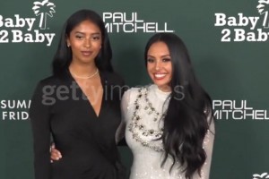 娜娜真的太像爸爸了！母女都超美！瓦妮莎眼神又有亮光了