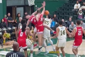 节奏真不错！王俊杰直接晃飞两名对手，可惜后面被犯规没进啊