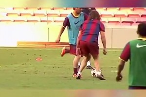 当时的普约尔训练时尝试单防梅西！结果，一眨眼就过去了！