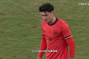 国足主帅邵佳一和凯均在现场目睹汪士钦直红，国足全场仅1脚射门