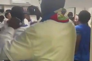 海地球员们在简陋的更衣室激情庆祝，羡慕还要说多少次呢