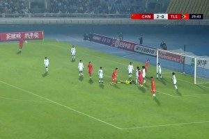 万项角球传到中路，张伯霖头球破门