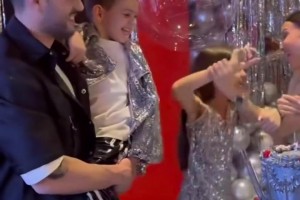 瓦科陪女儿过生日，愿快乐常伴