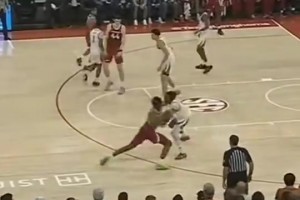 这爆发力！美媒翻出湖人新秀阿杜·蒂耶罗NCAA的炸裂隔扣