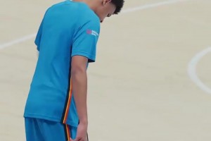 足球才是真正的热爱？吉昂赛前热身继续花式颠篮球！