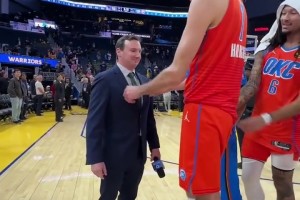 笑死！雷霆赢下勇士后，队员们还帮现场记者整理了一下衣服！