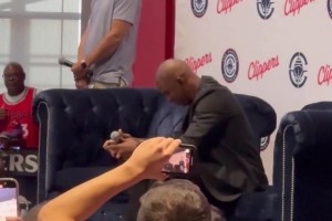 没想到故事结尾是这样的…保罗刚回快船时，听球迷呼喊感觉快哭了