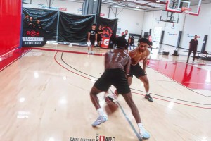 “来看看76人的新秀vj埃奇库姆是如何打球的”