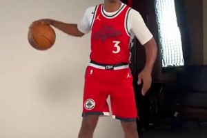 重返老东家时他真的很开心保罗此前拍摄快船定妆照咧嘴大笑！