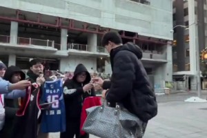 现场支持者很多小杨赛前给场外球迷签名，居然还有青岛球衣！