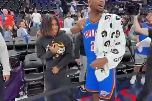 要不回雷霆躺一冠？此前交手，亚历山大和保罗父子开心打招呼