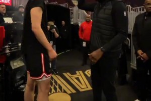 杨瀚森和开拓者老状元奥登站在一起，身形似乎差距不大？