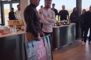 300场4球30助！曼联为30岁老将卢克·肖庆祝出战300场里程碑