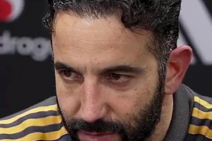 啥反应？阿莫林反问记者：谁更具进攻性？记者：科比-梅努！