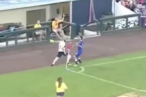 惺惺相惜情不自禁！名场面：两个球员马上要打起来了！然后……