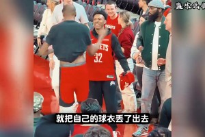 他看到小球迷，都会忍不住驻足停留！无论怎样 KD人品没得黑