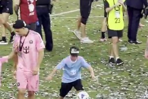 有爹的范儿~马特奥花式颠球成功后向梅西和苏牙一顿显摆~