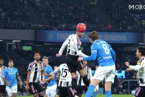 开场造险！内雷斯战术角球传中！麦克托米奈头球稍稍偏出！