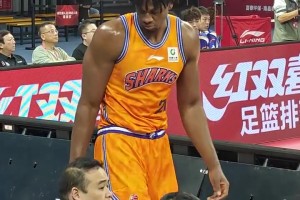 这建模越来越夸张啊！大白边这肩宽+粗壮手臂，观感真炸裂！