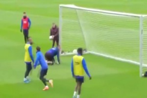 面对队友我也不收手！当年巴萨的训练课，疯狂过人进球的梅西！