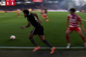 滑铲救球后过人小角度破门！拜仁球迷：迪亚斯这球，百看不厌！