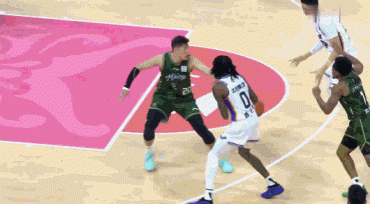 大鸟起飞！沈梓捷顺下抹过马内克双手暴扣