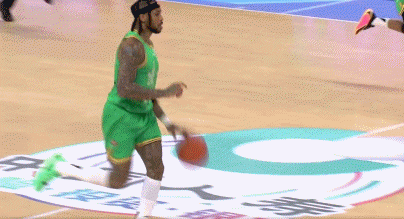 减重不减力量！莫兰德带球突进撞翻贾尔斯随后上篮稳稳命中