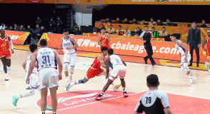 高难度！孙铭徽中路突击转身对抗防守拉杆上篮打成2+1